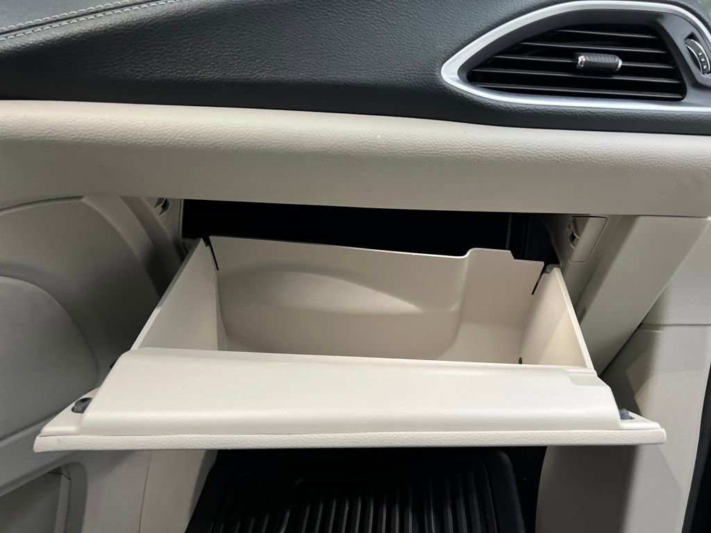 Used 2024 Chrysler Pacifica Limited image 34