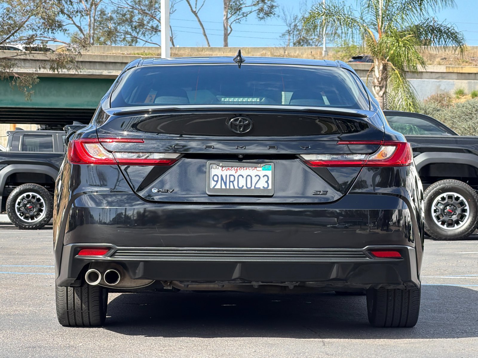Used 2025 Toyota Camry SE w/ Convenience Package FWD image 4