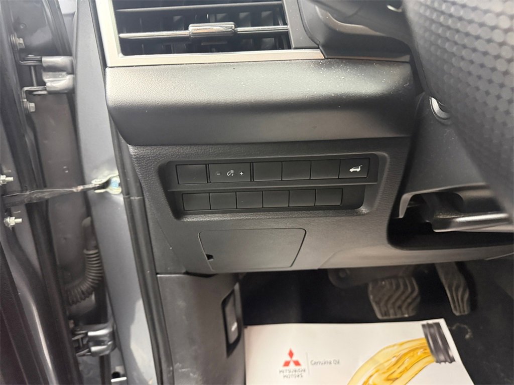 Used 2022 Mitsubishi Outlander SE image 27