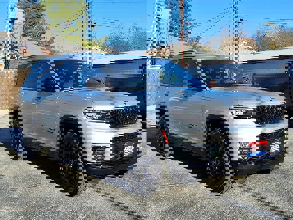 Used 2025 Jeep Grand Cherokee L Limited w/ Black Appearance Package image 24