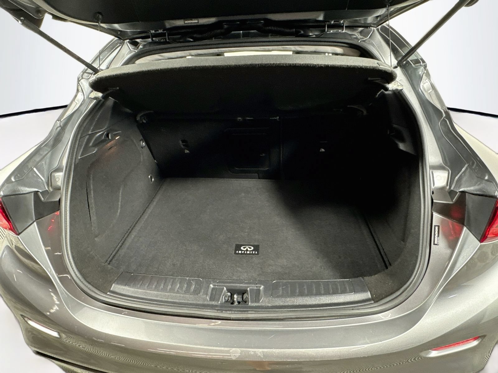 Used 2018 INFINITI QX30 w/ Cargo Package FWD image 25