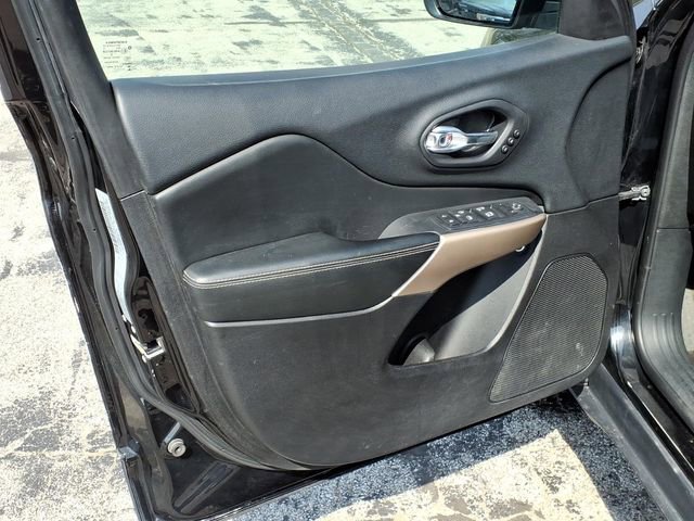 Used 2017 Jeep Cherokee Limited w/ Luxury Group image 20