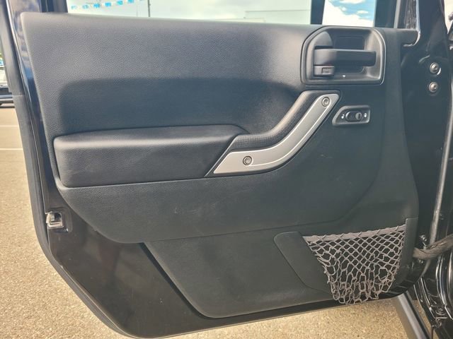 Used 2017 Jeep Wrangler Unlimited Rubicon w/ Connectivity Group AWD/4WD image 18