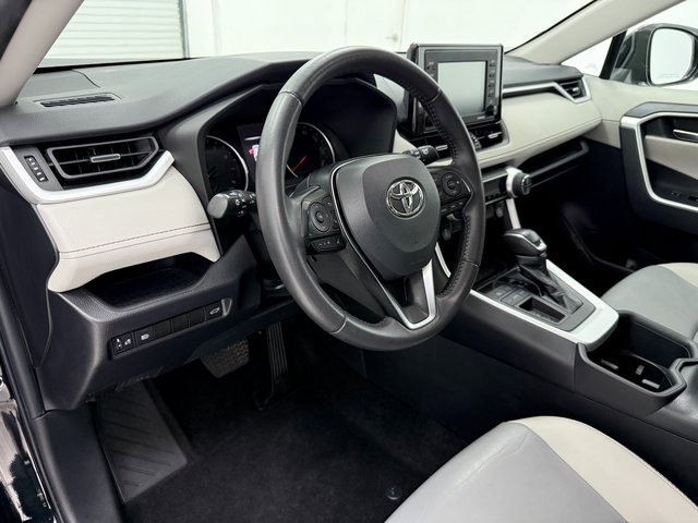 Used 2022 Toyota RAV4 XLE Premium image 8