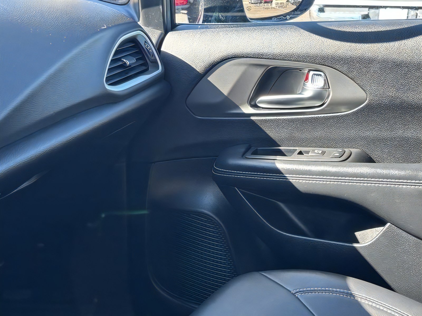 Used 2025 Chrysler Pacifica Select FWD image 17