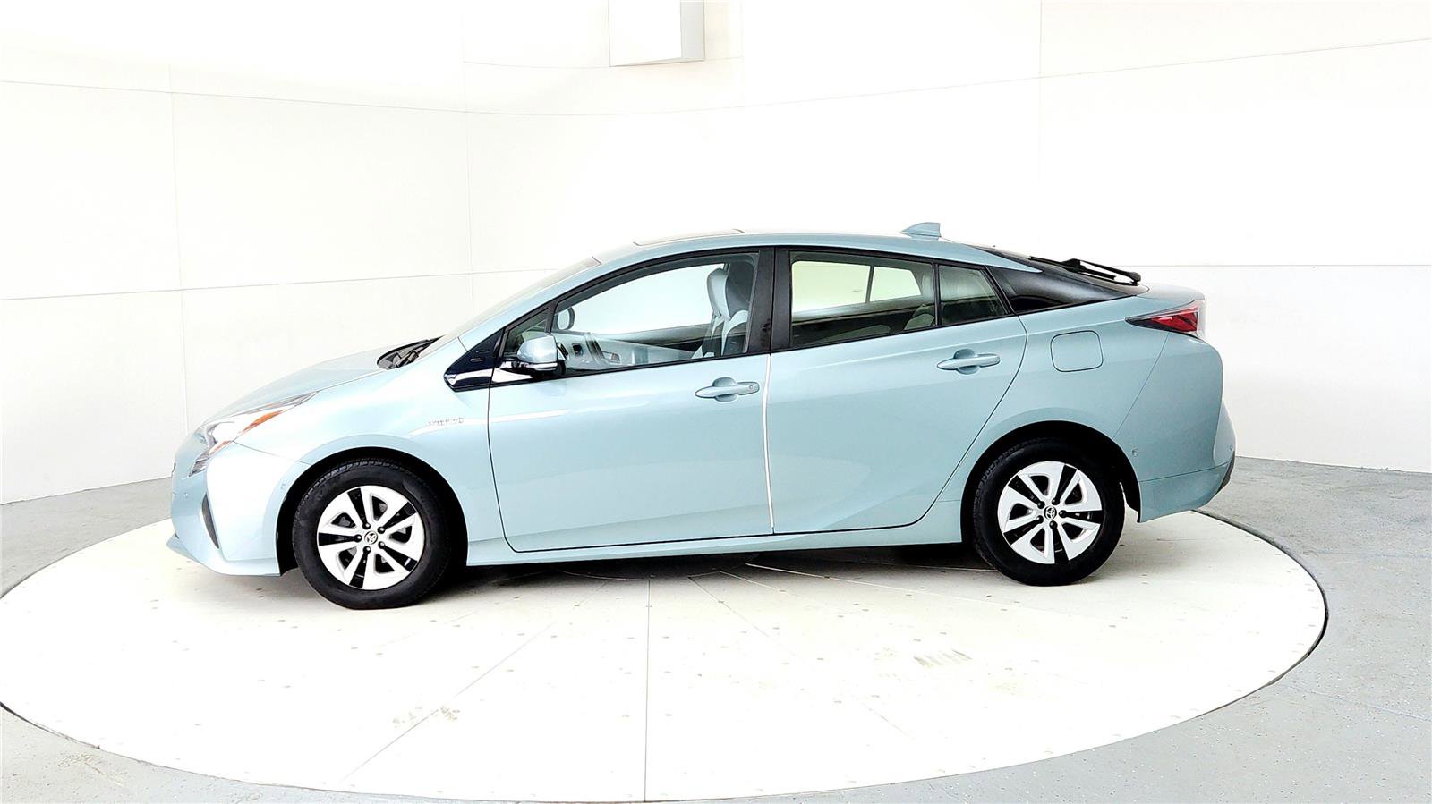 Used 2016 Toyota Prius Four image 3