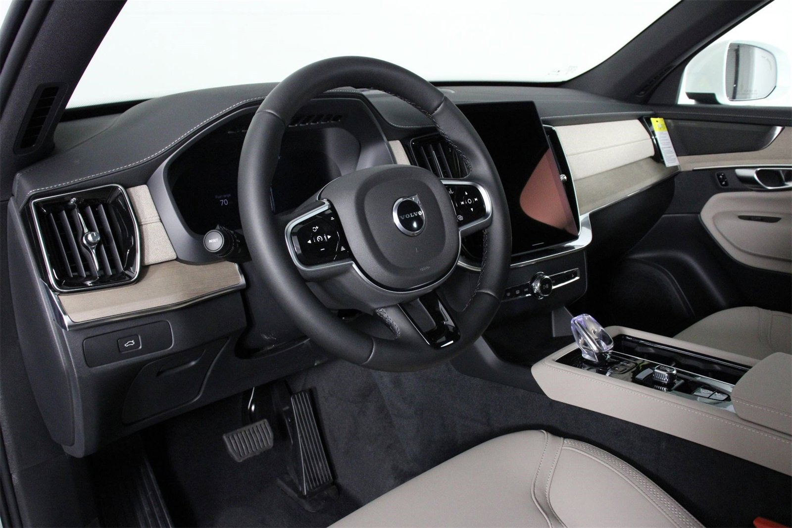 New 2026 Volvo XC90 B6 Plus w/ Protection Package Premier image 8