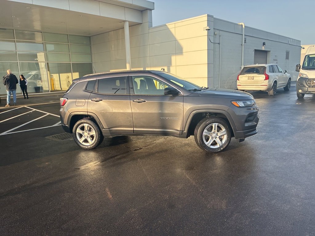 Used 2024 Jeep Compass Latitude w/ Convenience Group image 2