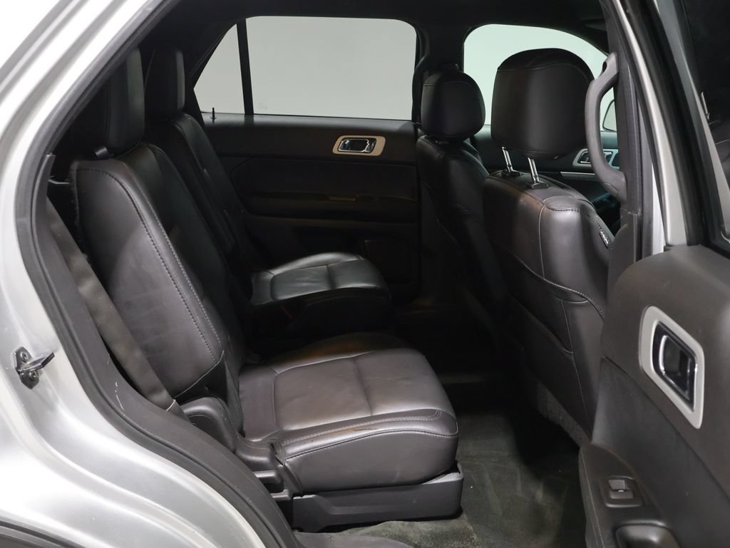 Used 2015 Ford Explorer XLT w/ Equipment Group 202A FWD image 18