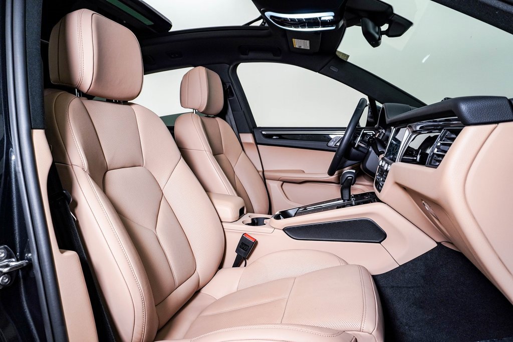 Certified 2025 Porsche Macan image 15