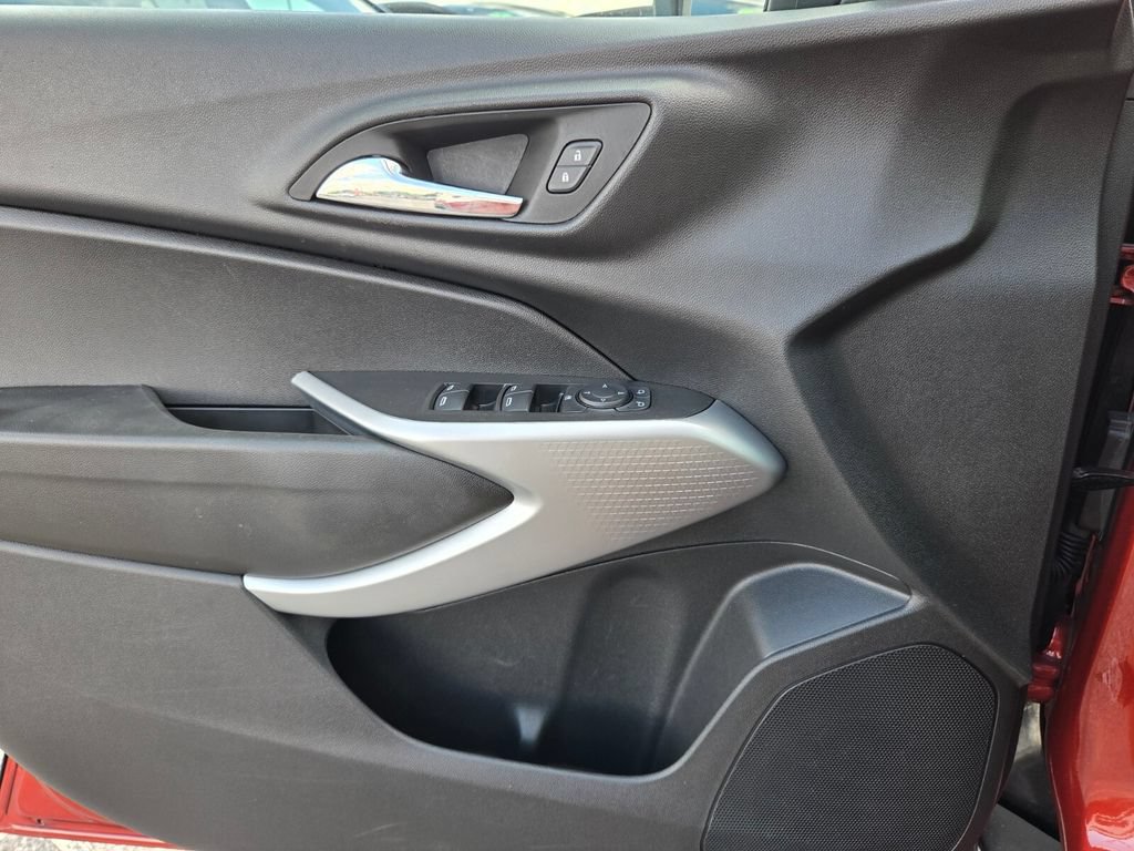 Used 2024 Chevrolet Trax RS FWD image 21