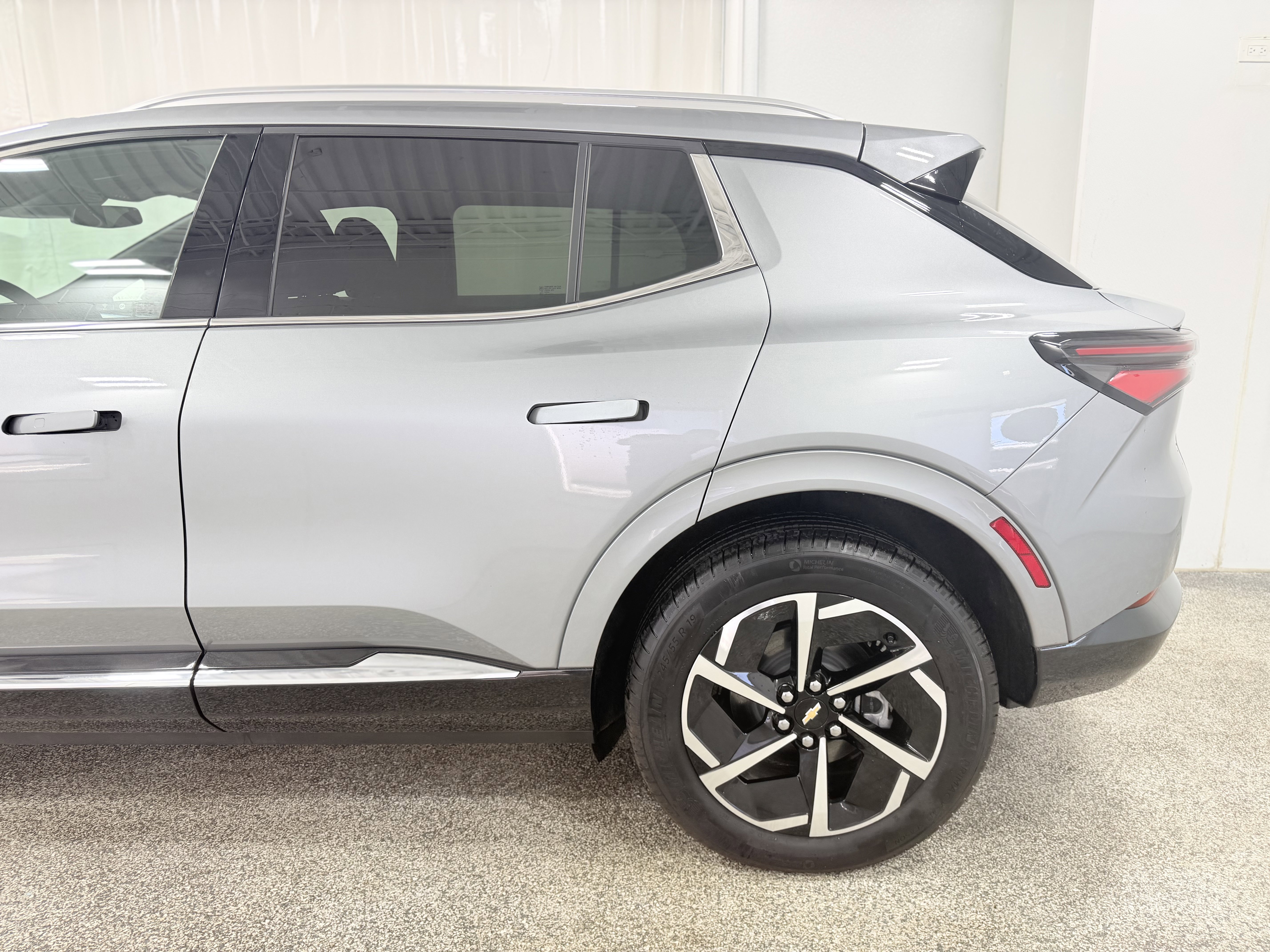 Used 2025 Chevrolet Equinox EV LT w/ Convenience Package AWD/4WD image 5