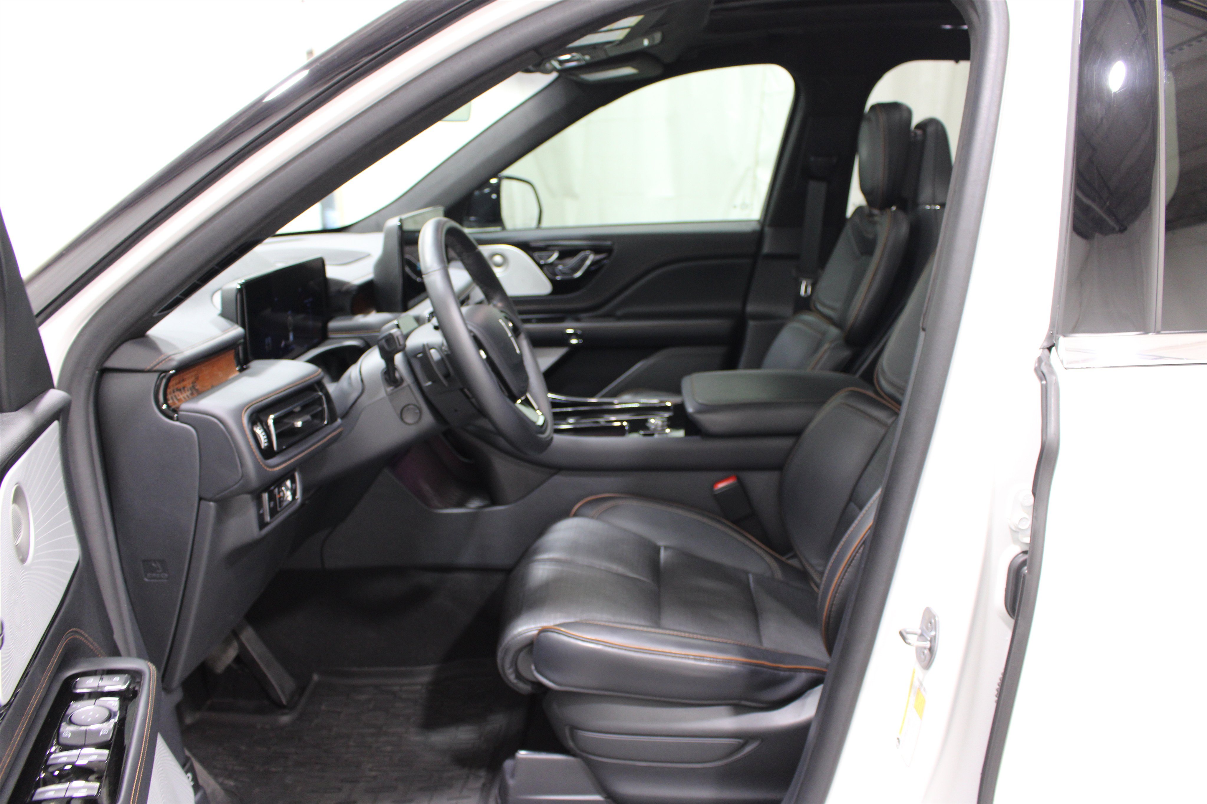 Used 2025 Lincoln Aviator Black Label AWD/4WD image 3