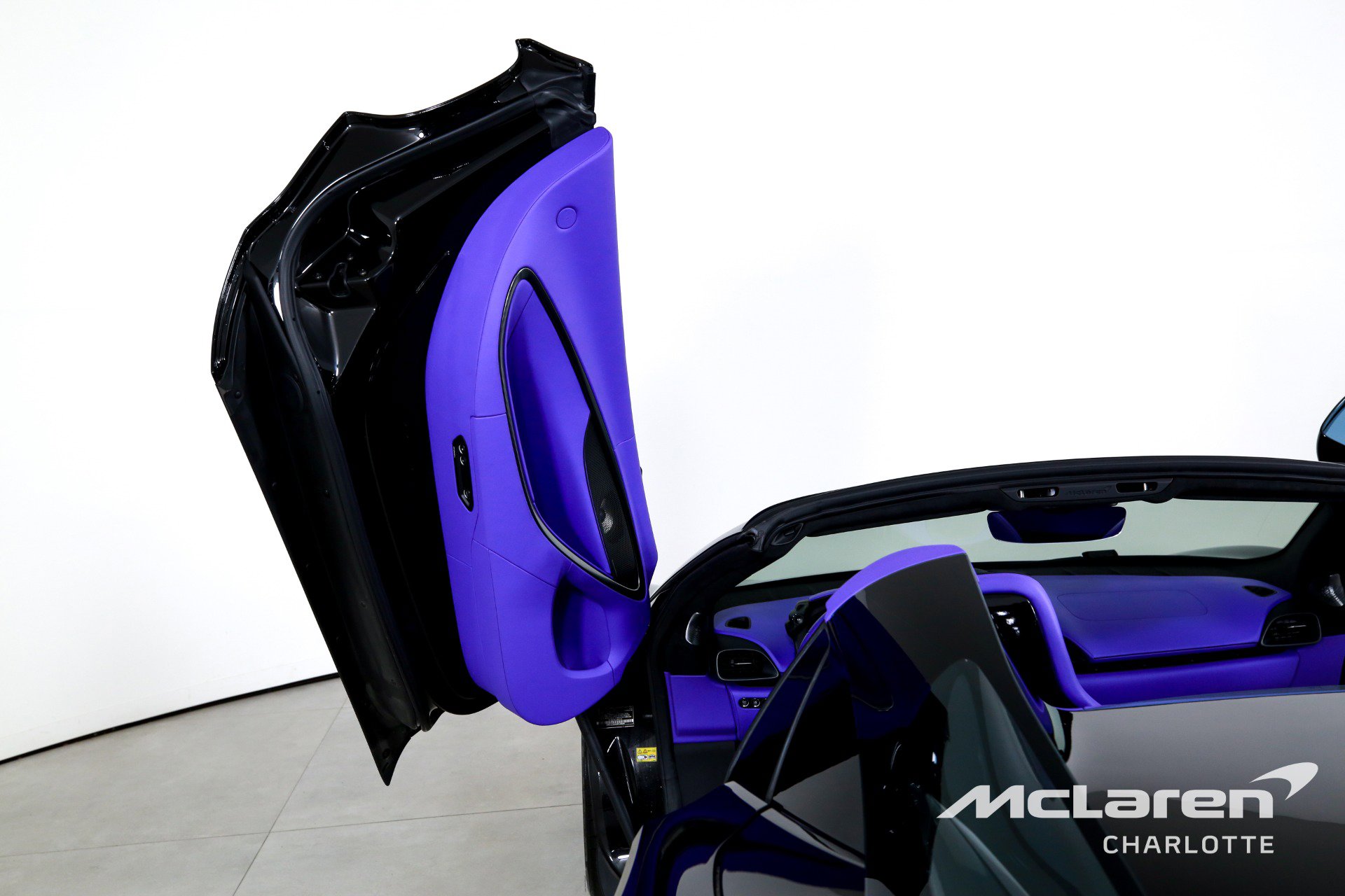 Used 2025 McLaren Artura Spider image 12