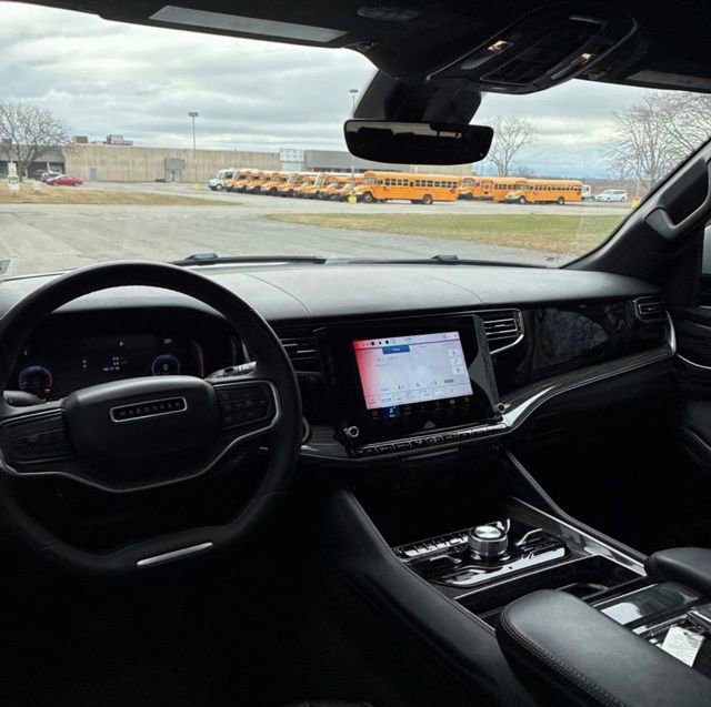 Used 2022 Jeep Wagoneer Series III w/ Premium Group I image 11