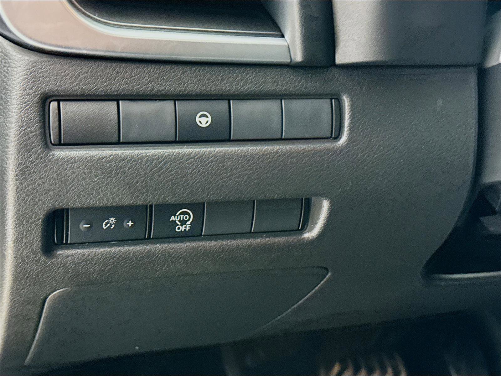 Used 2023 Nissan Rogue SV image 10