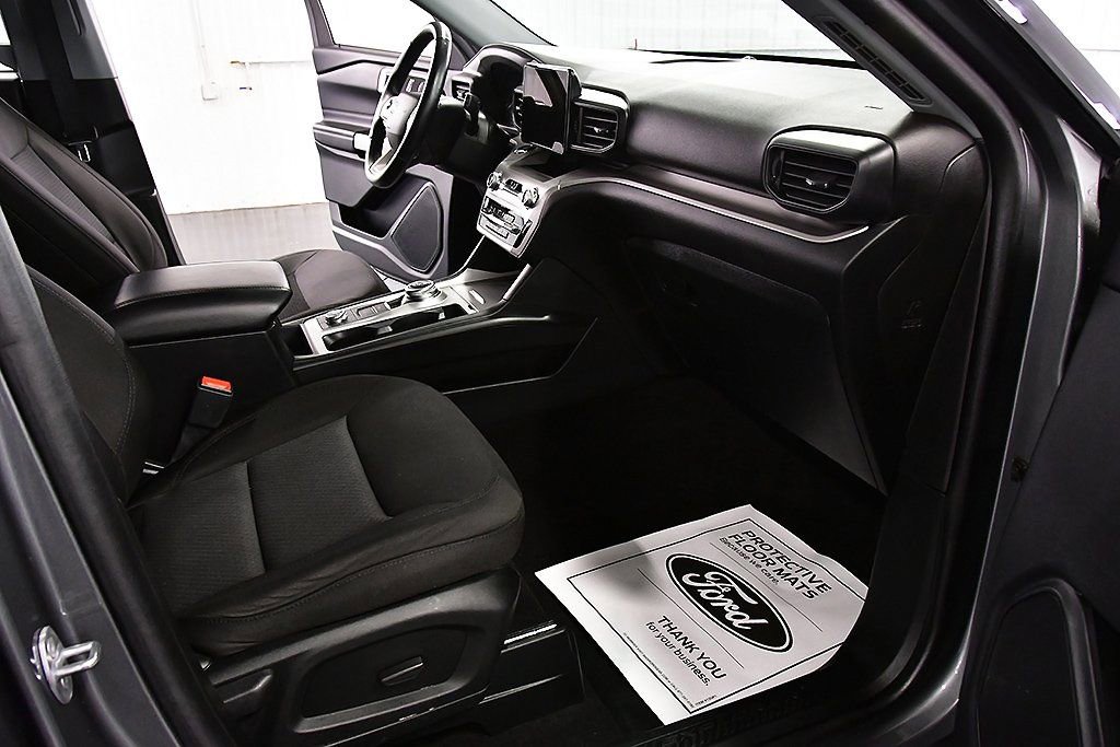 Used 2023 Ford Explorer XLT image 29