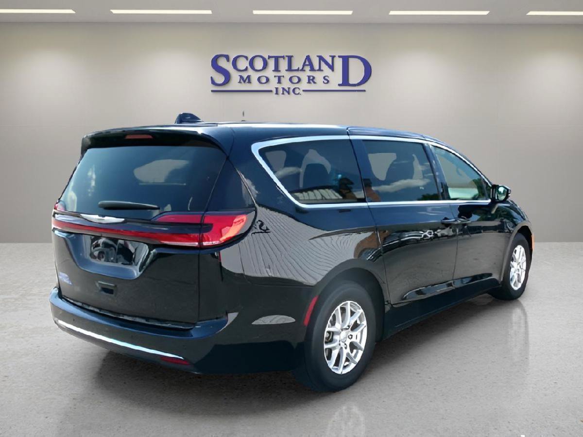Used 2025 Chrysler Pacifica Select FWD image 6