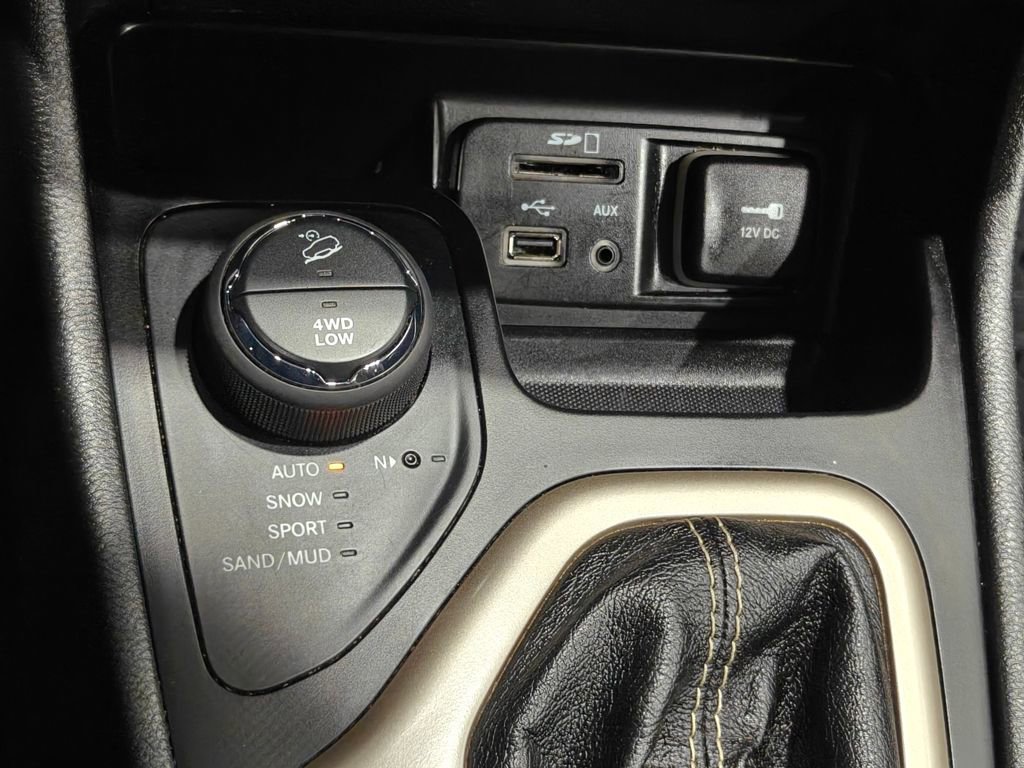 Used 2015 Jeep Cherokee Latitude w/ Cold Weather Group image 9