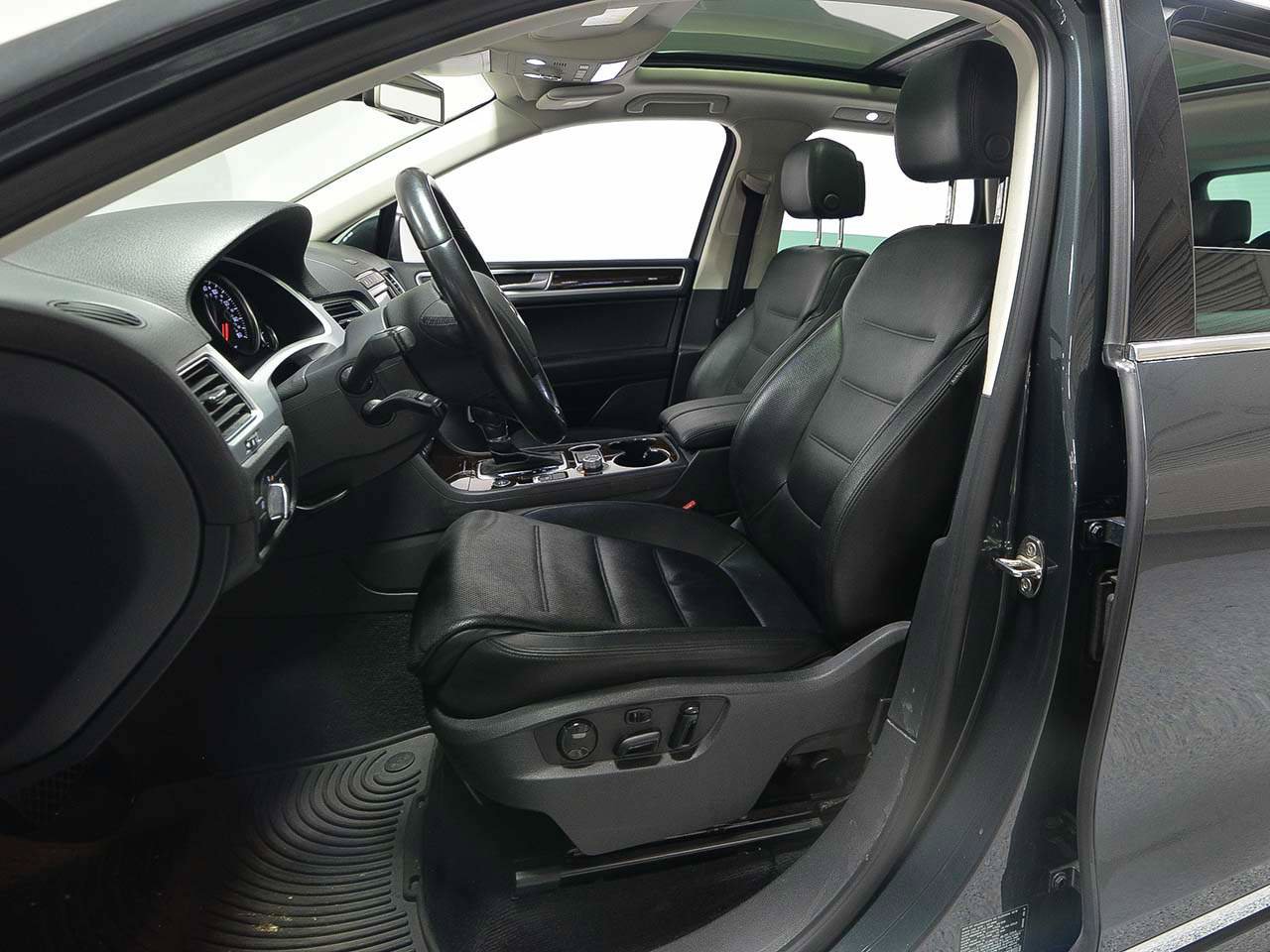 Used 2016 Volkswagen Touareg Sport image 8