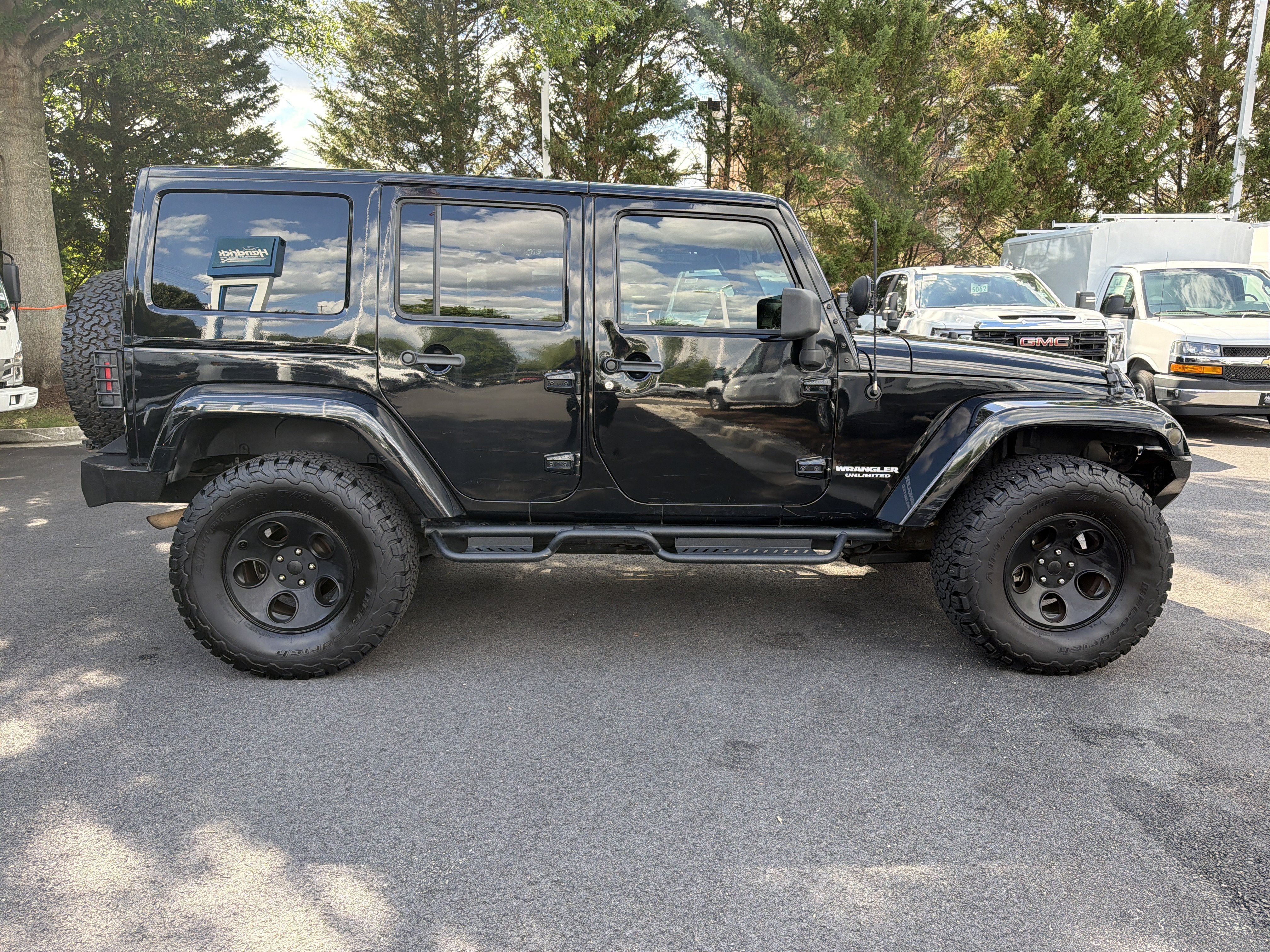 Used 2012 Jeep Wrangler Unlimited Sahara AWD/4WD image 11