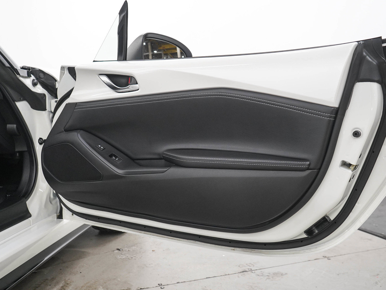 Used 2023 MAZDA MX-5 Miata Club w/ Appearance Package RWD image 11