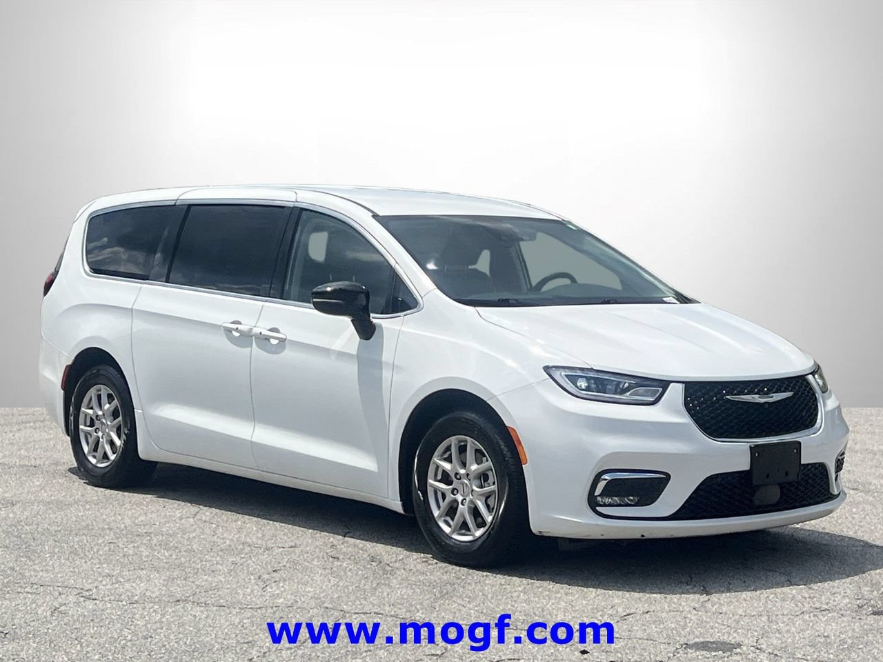 Used 2024 Chrysler Pacifica Touring-L FWD image 4