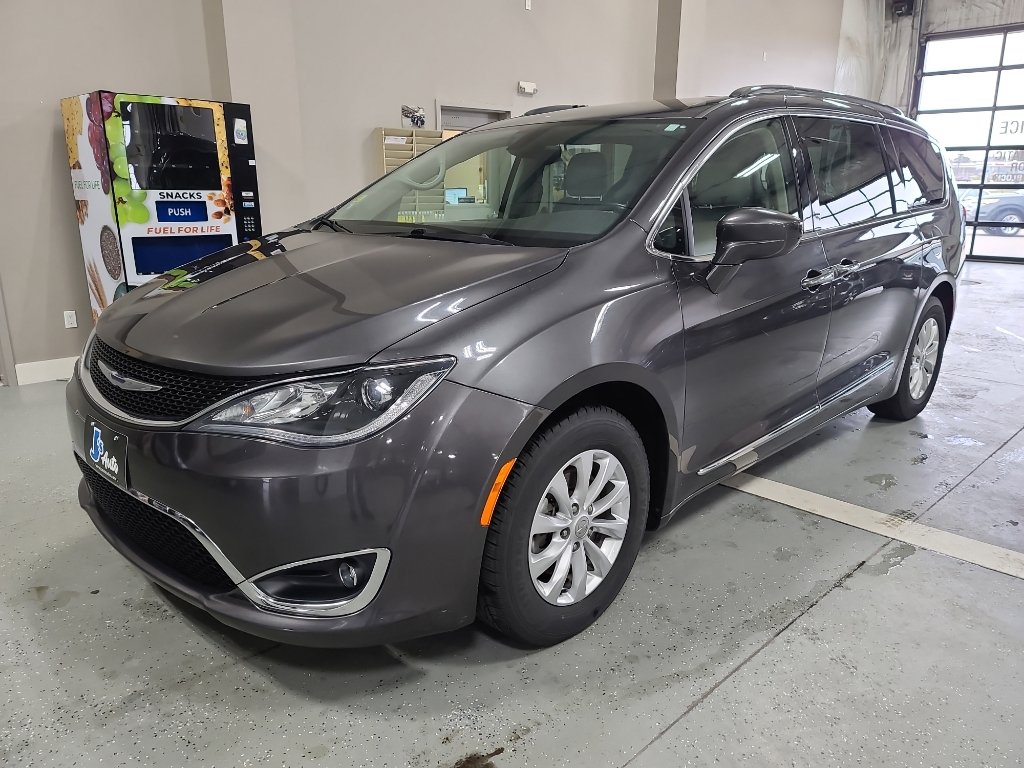 Used 2018 Chrysler Pacifica Touring-L image 2