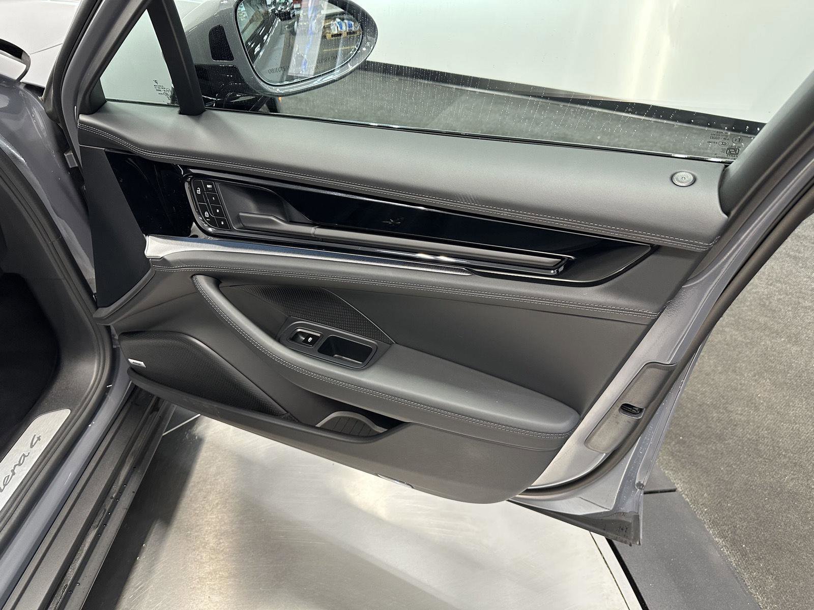 Used 2025 Porsche Panamera 4 image 40