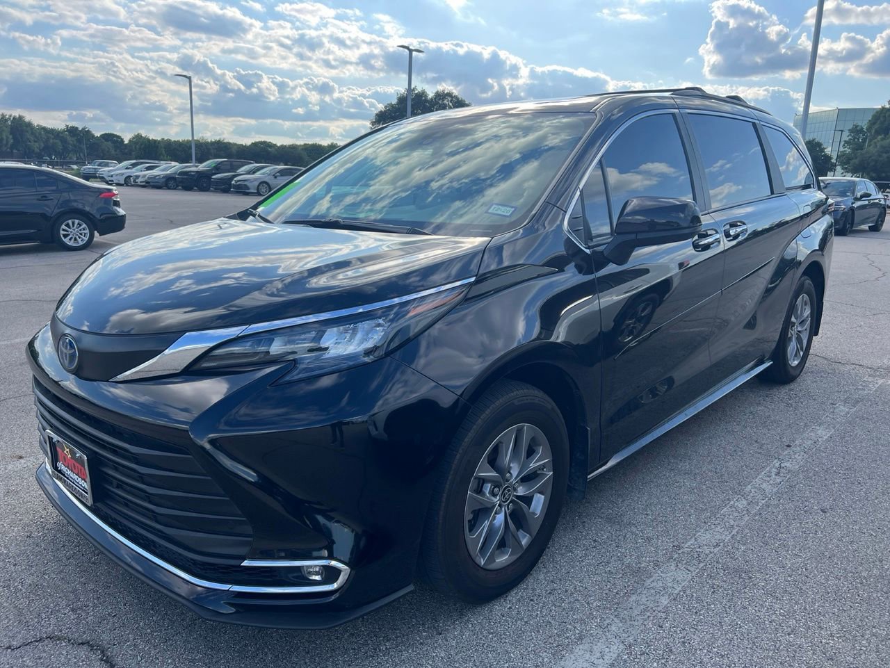 Used 2024 Toyota Sienna XLE FWD image 1