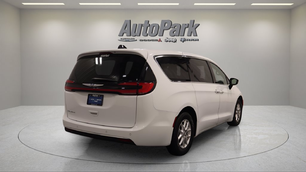 Certified 2025 Chrysler Pacifica Select FWD image 11