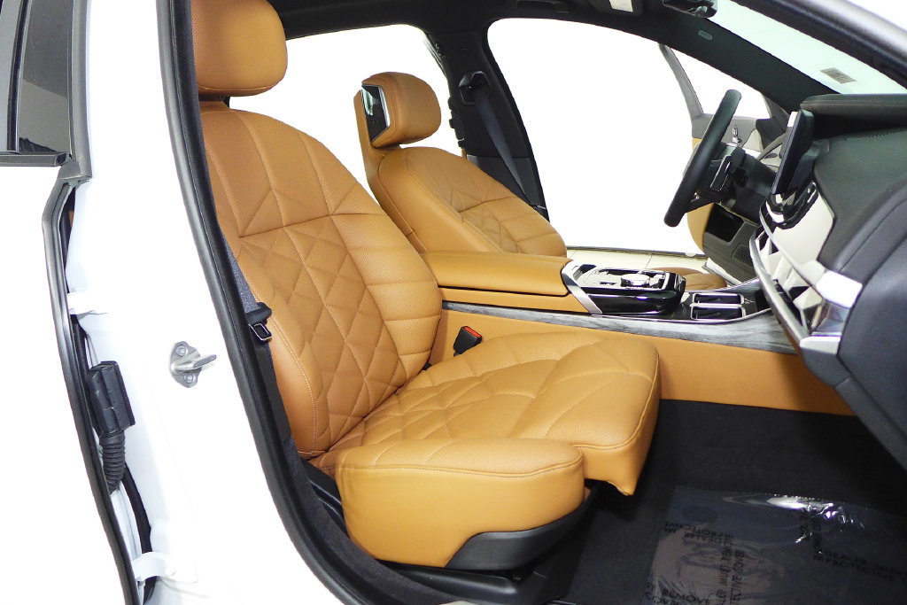 Certified 2024 BMW 740i w/ Premium Package RWD image 19