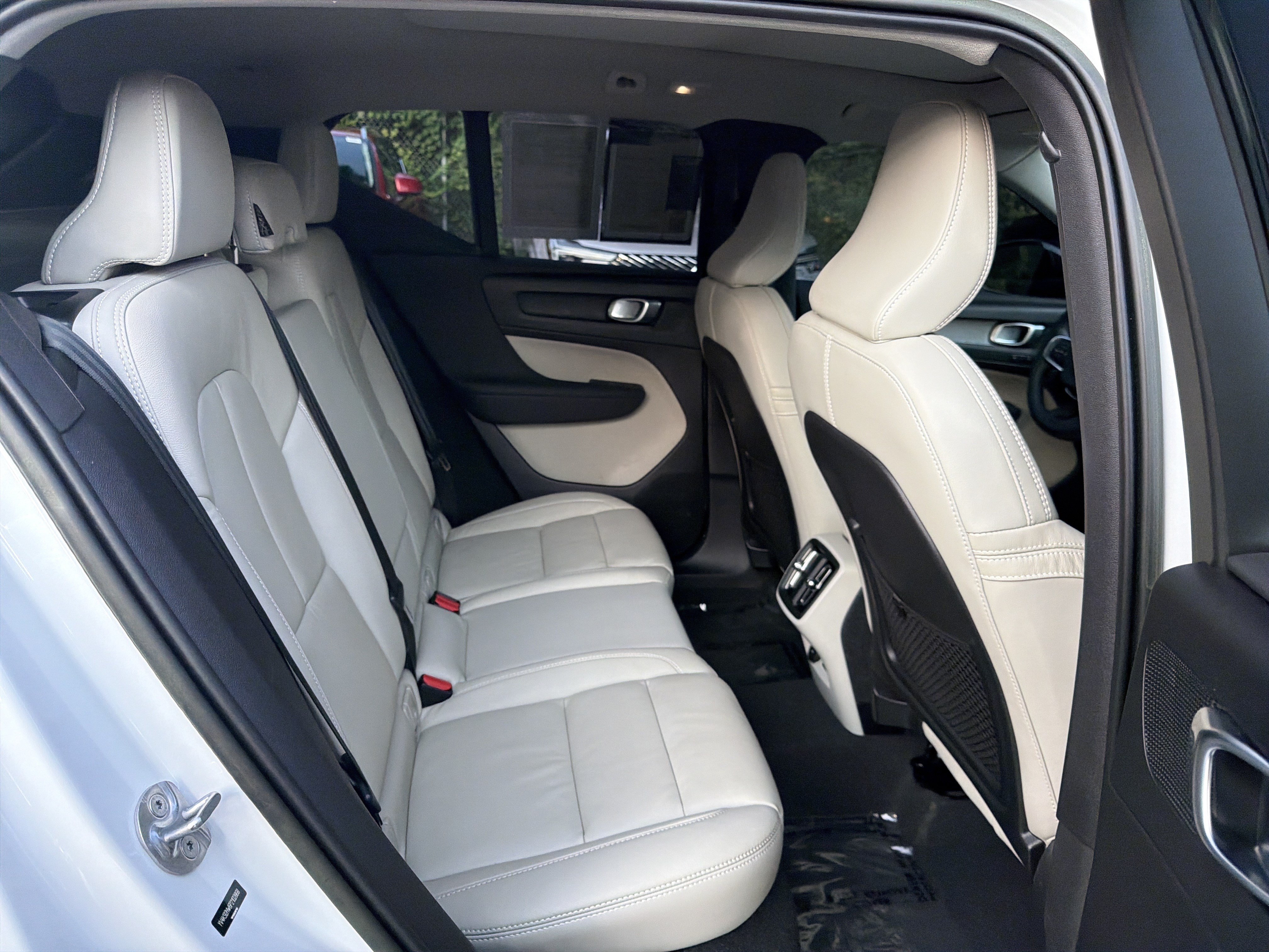Certified 2023 Volvo XC40 B4 Plus w/ Protection Package Premier FWD image 33