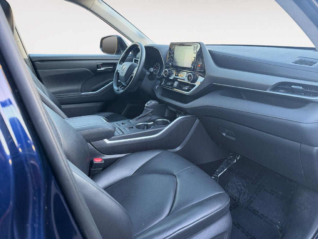 Used 2021 Toyota Highlander XLE AWD/4WD image 27