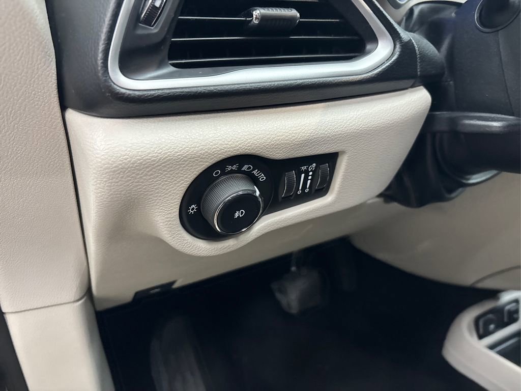 Used 2019 Chrysler Pacifica Touring-L image 36