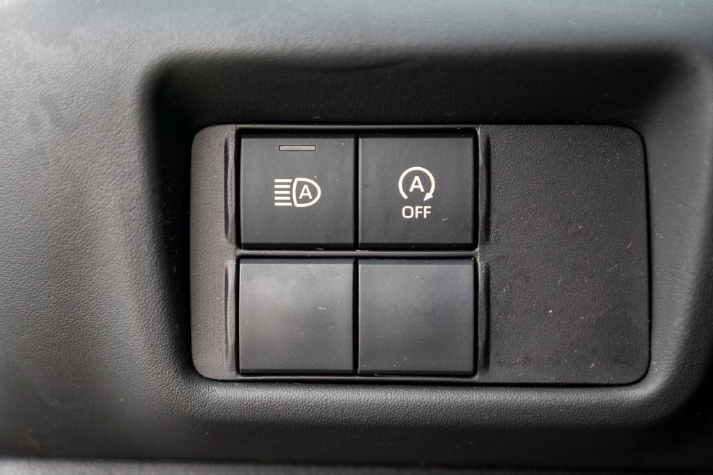 Used 2023 Toyota Highlander L image 19