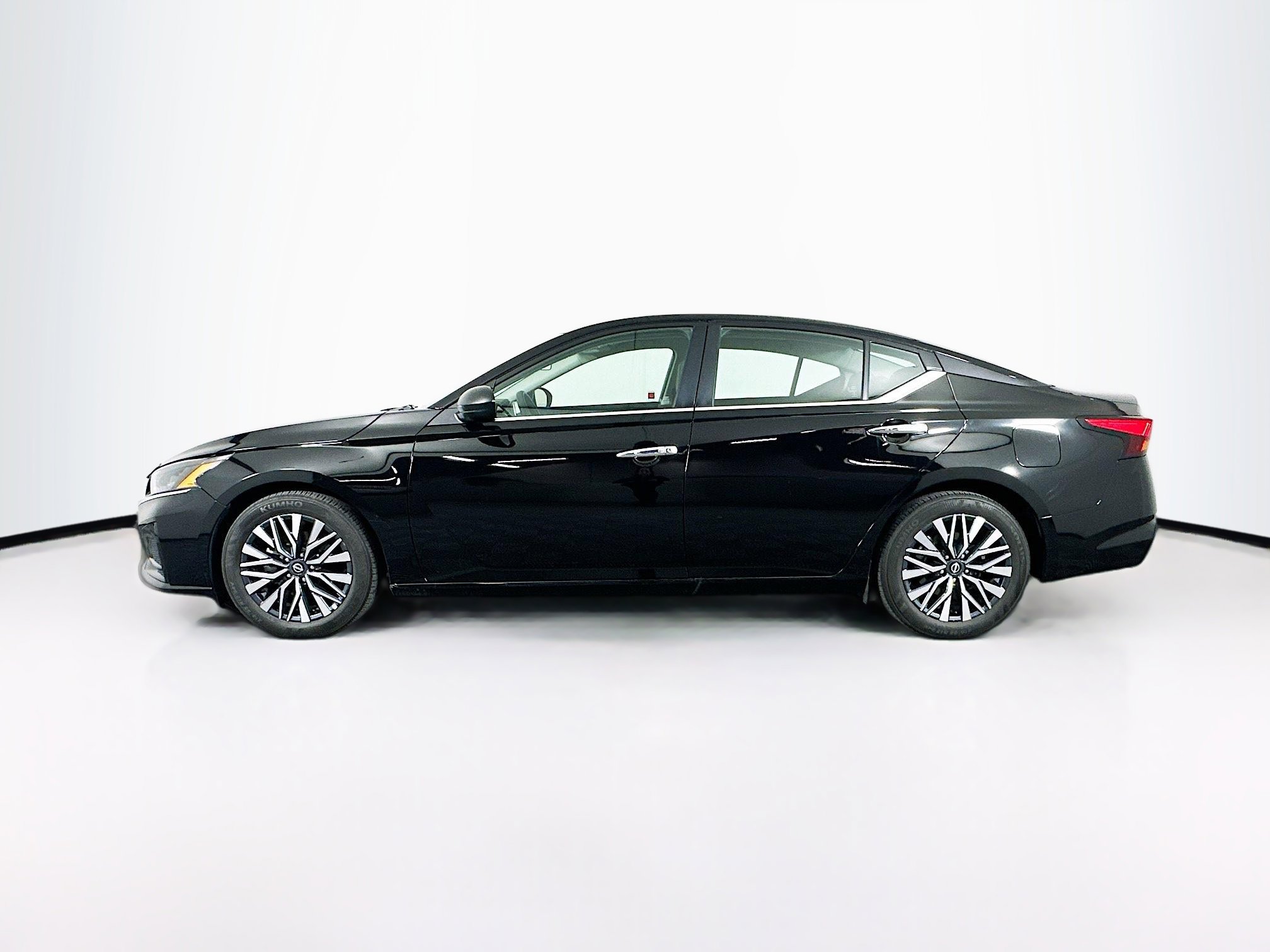 Used 2025 Nissan Altima 2.5 SV image 4