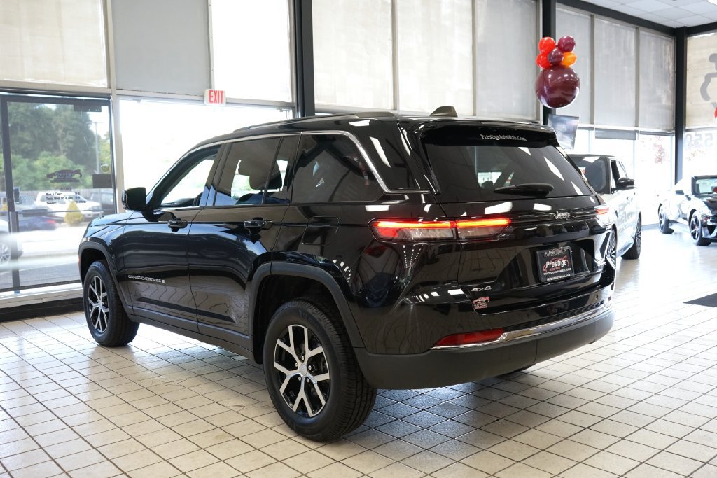 Used 2023 Jeep Grand Cherokee Limited AWD/4WD image 4
