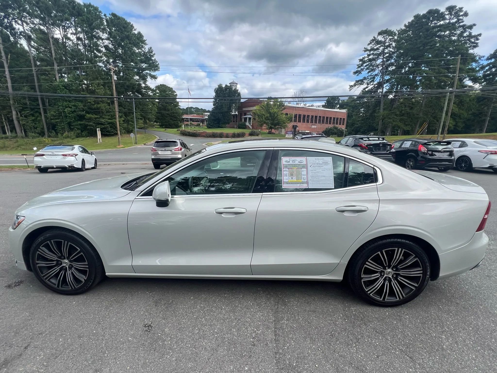 Used 2019 Volvo S60 T5 Inscription image 2