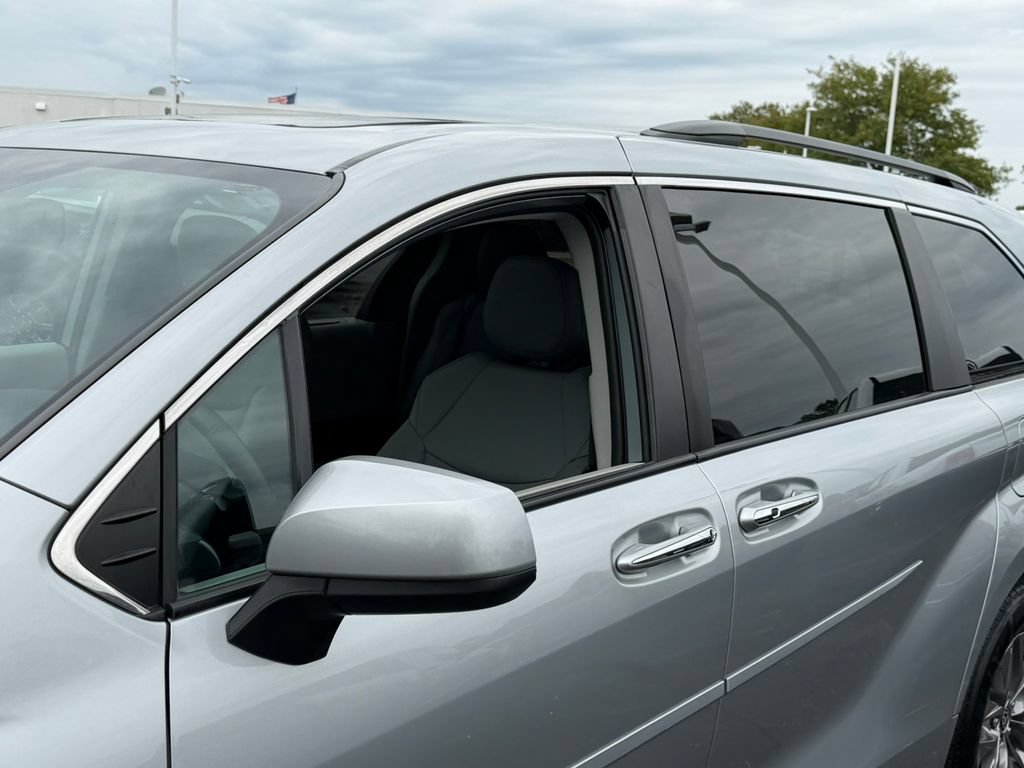 Used 2024 Toyota Sienna XLE AWD/4WD image 17