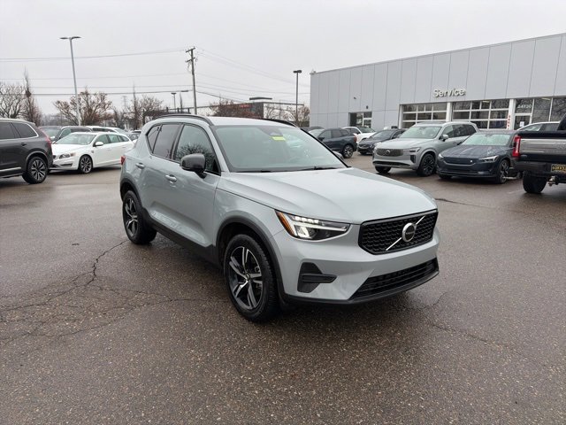 Used 2026 Volvo XC40 B5 Core w/ Climate Package image 3
