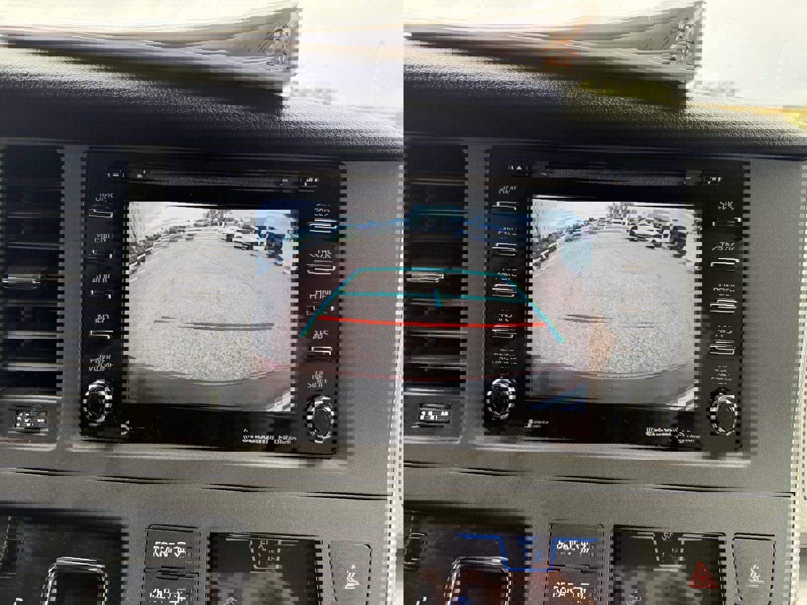 Used 2018 Toyota Sienna LE w/ Carpet Mat Package image 35