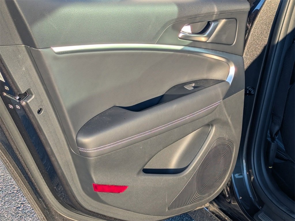 Used 2025 Genesis G70 2.5T image 18