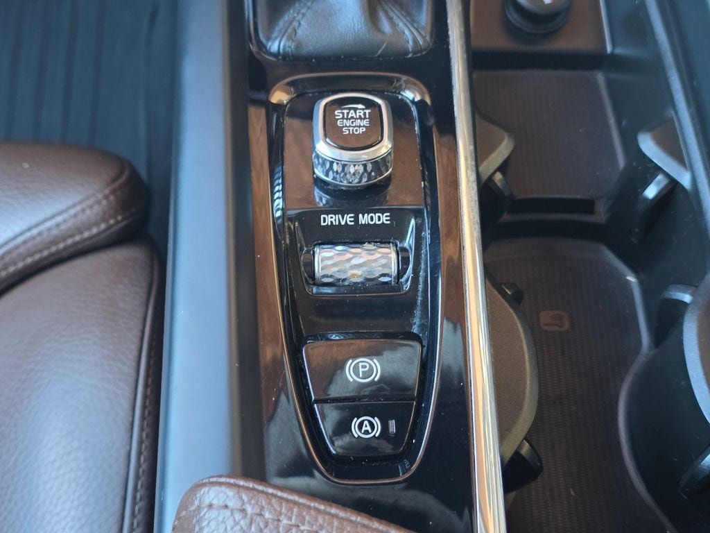 Used 2019 Volvo XC60 T5 Momentum w/ Multimedia Package AWD/4WD image 15