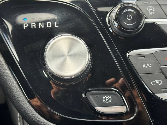 Certified 2025 Chrysler Pacifica Limited FWD image 36