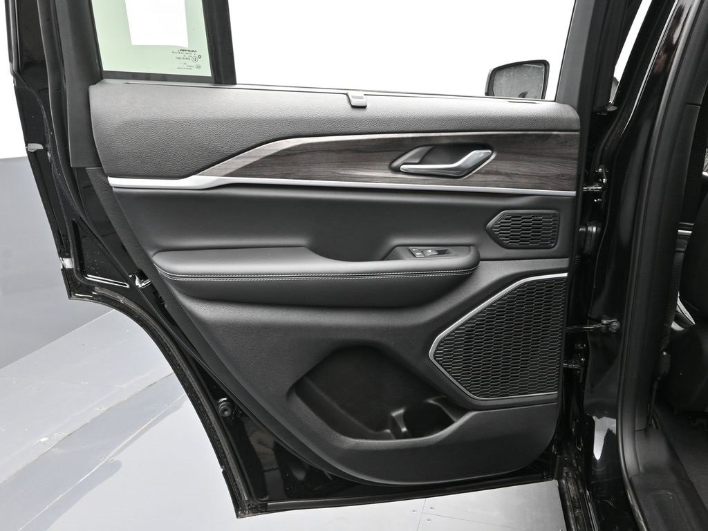 Used 2025 Jeep Grand Cherokee Limited 4xe image 14