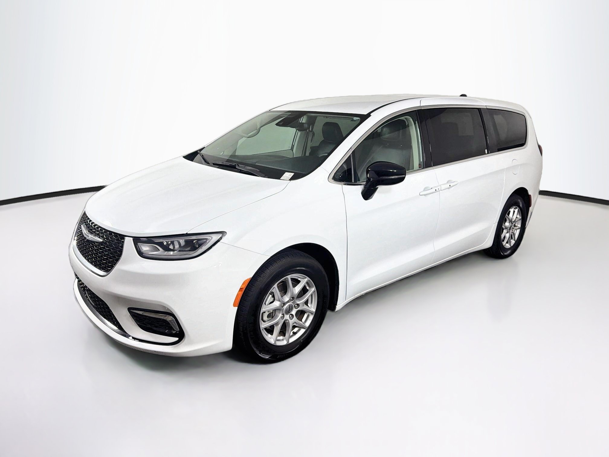 Used 2024 Chrysler Pacifica Touring-L FWD image 3