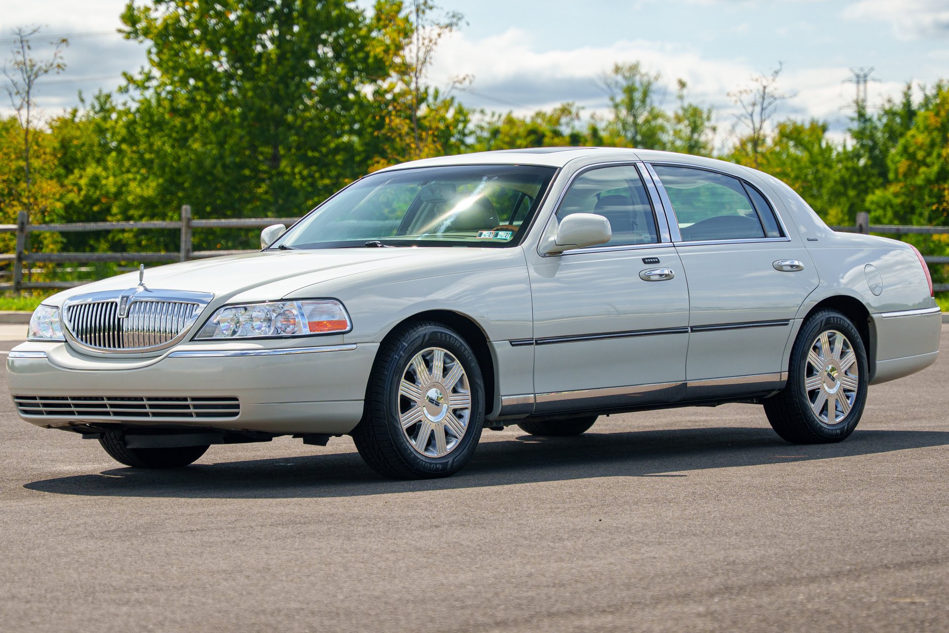 Used 2004 Lincoln Town Car Ultimate RWD image 6