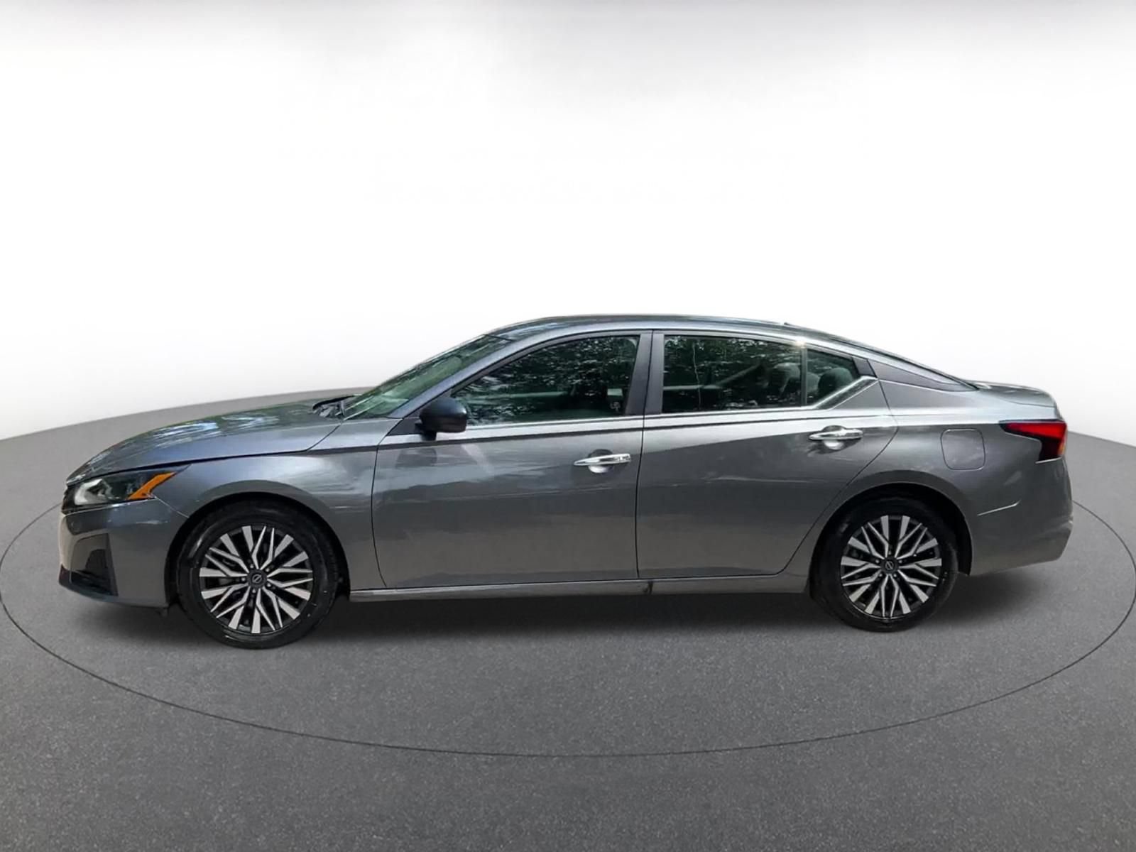 Used 2025 Nissan Altima 2.5 SV FWD image 9