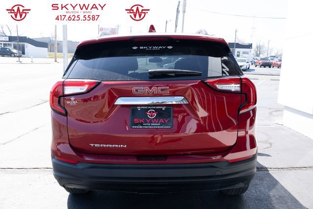 Used 2023 GMC Terrain SLE w/ Driver Convenience Package image 4